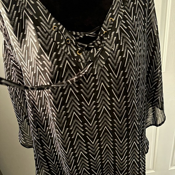 Beautiful Flowing Blouse - Picture 4 of 6